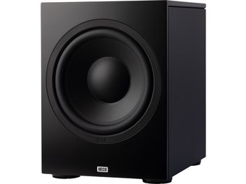 Heco AURORA XT Sub 30A i svart, kubformad subwoofer med synlig front, centralt rund högtalarelement, logotyp längst ner, diskreta fötter