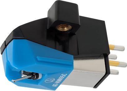Платинен винилов дозиран апарат Audio Technica AT-VM95C в черно и синьо, изглед от 3/4 отпред вляво, видими рамо и игла