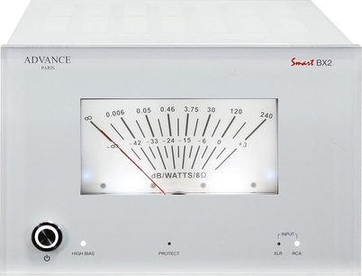 Advance BX2 hvid effektforstærker, frontpanel med nåle-vu-meter, skala fra -42 til +3 dB/Watts/8Ω, knapper og stik
