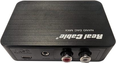 DAC-lydomformer Real Cable NANO-DAC MKII sort rektangulær med røde og hvide RCA-stik, lydport og USB-C
