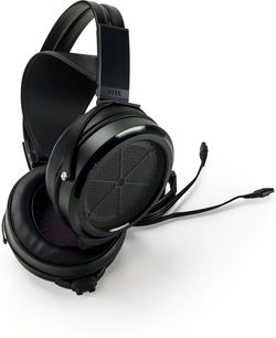 STAX SR-009D fekete hi-fi fejhallgató, széles fejpánt, körülfogó fülpárnák és fém ráccsal ellátott ovális hangszóróházak