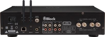 Цялостен висококачествен системен блок Block CVR-10 в черен метал, заден изглед, оборудван с две вертикални антени и множество конектори LAN, оптични, коаксиални, RCA и клемни за високоговорители