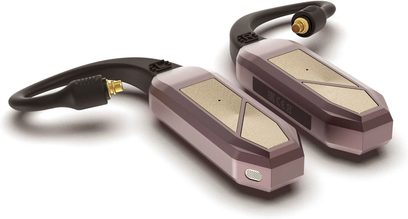 Trekvartersvisning af et par trådløse iFi Audio Go Pod Max-transmittere i metaliseret lilla kabinet med teksturerede gyldne topplader, facetteret krop med lille frontgitter og diskret åbning, forbundet med et kort sort øretelefonkabel, der ender i en gylden stikforbindelse.