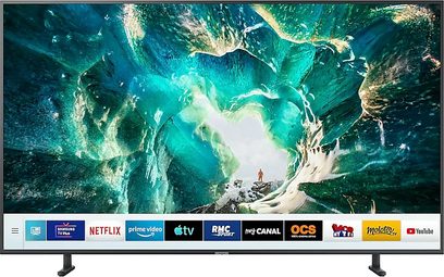 Samsung UE82RU8005 82-tommer TV viser et undersøisk billede af en grotte med turkise lysstråler