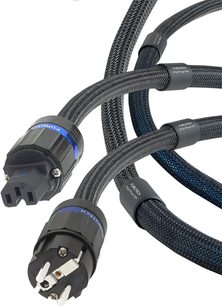 Zbliżenie perspektywiczne na kabel zasilający Furutech Origin Power NCF-E (R) 1,5 m, w oplocie czarnym antracytowym z niebieskimi paskami, z czarnymi nasadkami identyfikacyjnymi z nadrukiem, wtykiem IEC żeńskim w kolorze czarnym oraz metalowym wtykiem męskim z dwoma bolcami.