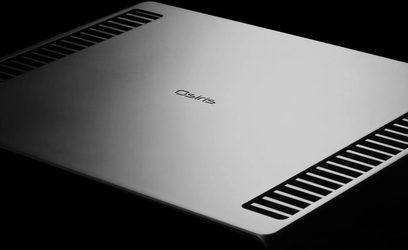 Hi-fi stereo versterker Rega Osiris zwart, gedeeltelijk bovenaanzicht, ventilatierooster, zilverkleurig logo rechtsonder