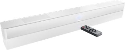 Matně bílý soundbar Canton Smart Soundbar 10 s modrým televizním displejem a černým dálkovým ovladačem v popředí