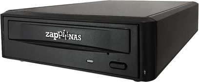 Juodas Zappiti NAS multimedijos grotuvas, šiek tiek nuožulnios priekinės pusės vaizdas, priekyje baltas logotipas ir anga optiniam diskui