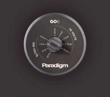 Forfra visning av en svart, sirkulær velger med graderinger i watt og ohm, teksten "Paradigm" og "GO6", ensfarget svart bakgrunn