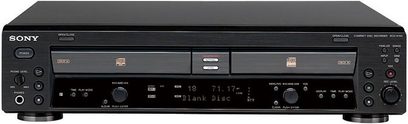 Sony RCD-W100 sort dobbelt kassettebåndoptager, set forfra, med digitalt display og mange kontrolknapper
