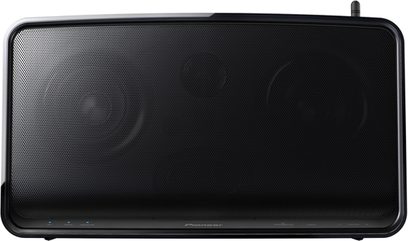 Pioneer XW-SMA1 højtaler i sort, set forfra, metalgitter over hele overfladen, LED-skærm øverst til højre