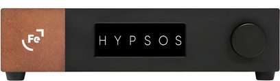 Fuente de alimentación hi-fi Ferrum Audio HYPSOS, frontal negro con pantalla central, panel de cobre a la izquierda y botón a la derecha