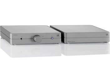 To rektangulære metalkabinetters i sølvfarvet metal, der er stablet oven på hinanden, med knapper og stik på forsiden, fra mærket ClearAudio Balance v2