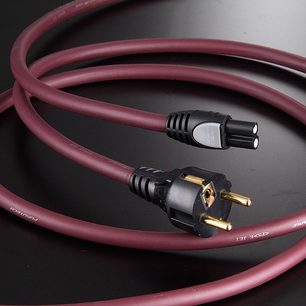 Síťový napájecí kabel Furutech G-320AG-18E, červený plášť, černé konektory, detailní pohled na koncovku s vidlicí