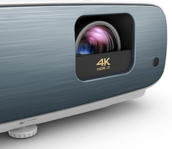 Benq TK850i 4K HDR mørkegrå videoprojektor, tæt forfra, linse med lilla linse i midten