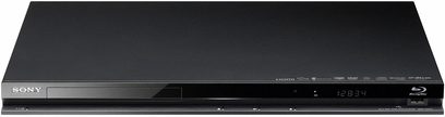 Sony BDP-S470 sort Blu-ray-afspiller, frontvisning, digitalt blåt display "12:03", blank frontpanel, knapper på forsiden