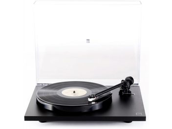 Giradischi hi-fi Rega Planar 1 nero opaco con piatto circolare, braccio di lettura dritto, coperchio trasparente sollevato, vista frontale