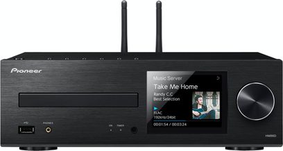 Pioneer X-HM86D sort hi-fi minianlæg, set forfra, skærm der viser albumcover og oplysninger, to højttalere