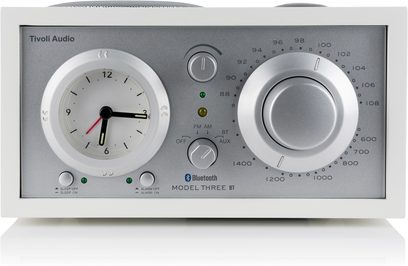 Radio-wekker Tivoli Model Three BT, wit esdoornhouten behuizing en zilveren voorkant, vooraanzicht, klok links, draaiknop rechts