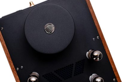 Preamplificatore per cuffie Feliks Audio Echo Classic nero con grande manopola centrale e valvole a vista, vista dall'alto