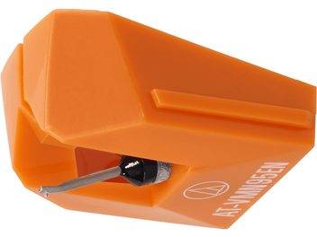 Diamant za gramofonsko glavo AT-VMN95EN, oranžno oglat ohišje, srebrna fina konica, bel logotip in besedilo vidno na strani
