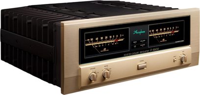 Integrert stereo hi-fi forsterker Accuphase P-4600, trekvart visning, gyllen front, 2 store VU-målere, 3 roterende knapper, 1 sentral bryter