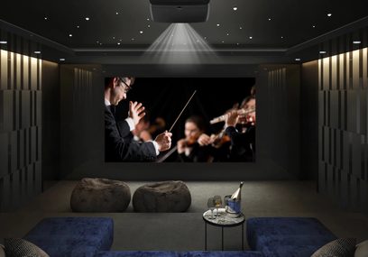 Epson EH-LS11000W videoprojektor som projiserer et svart-hvitt bilde av et orkester i et mørkt rom med to puter