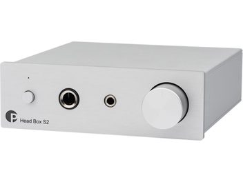 Preamplificador de auriculares de alta fidelidad Pro-Ject Head Box S2 plateado, vista en perspectiva, carcasa rectangular, panel frontal de metal cepillado, botón giratorio circular a la derecha, dos tomas jack en el centro, pequeño botón pulsador a la izquierda, logotipo y texto impresos en la parte inferior izquierda.