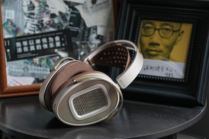 HIFIMAN hörlurar over-ear i beige och rosa, ovala kåpor med metallgaller, vy i trekvartsprofil
