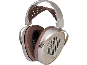 Căști hi-fi deschise Hifiman HE1000, cupe ovale champagne, grile metalice și pernițe maro, vedere din trei sferturi