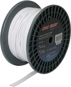 Rulle med vit platt högtalarkabel Real Cable FL400B, på svart bakgrund, vy framifrån och från sidan