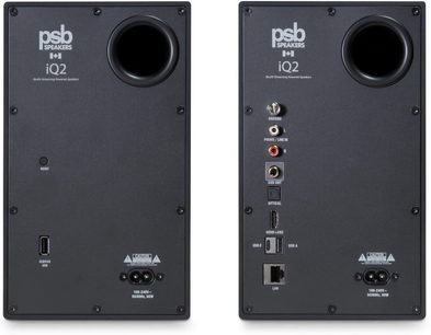 Pár připojených reproduktorů PSB iQ2 v černé barvě, zadní pohled s kruhovým bassreflexovým nátrubkem a audio porty, HDMI, USB a LAN