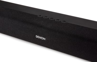 Denon DHT-S216 sort soundbar, nærbillede forfra af den centrale del, stofgitter, sølvfarvet logo