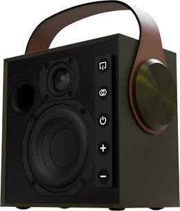 Přenosný Bluetooth reproduktor Morel Biggie v olivově zelené barvě, pohled zepředu ze tří čtvrtin, matný plastový obdélníkový kryt, černý přední panel s kruhovým basovým reproduktorem a výškovým reproduktorem včetně ventilačního otvoru, čtyři vertikální tlačítka, velký boční kovový knoflík s kartáčovaným povrchem a horní kožená hnědá rukojeť.