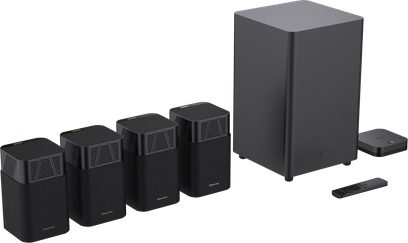 Hisense HT Saturn kompakt højttalerpakke i sort mat plast, bestående af fire rektangulære satellitter med perforerede gitre, en lodret subwoofer på fødder, en flad kontrolboks og en fjernbetjening, præsenteret i trekvart visning