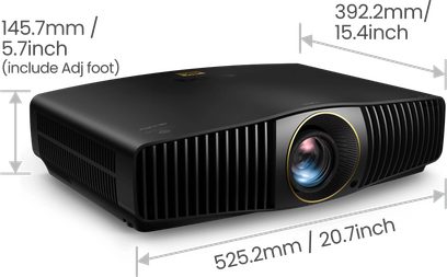 Matinės juodos spalvos plastikinis Benq W5850 vaizdo projektorius, matomas iš kairės priekinės pusės kampu, stačiakampis korpusas su plačiomis vertikaliomis ventiliacijos grotelėmis ir šonu išdėstytu objektyvu, apjuostu auksiniu žiedu