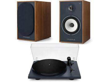 Hi-fi-paket från Triangle med mörkblå vinylspelare och ett par kompakta högtalare i träfinish, med grill och högtalare synliga