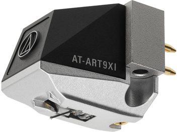 Äänirasia hi-fi-levysoittimelle Audio Technica AT-ART9XI, hopea-musta runko ja kultaiset liittimet näkymässä kulmasta