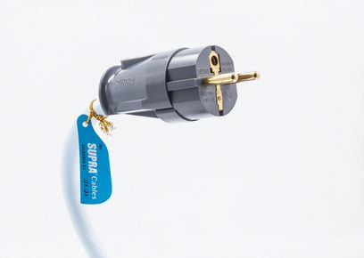 Supra Lorad 2.5 IEC strømkabel, 2 m, lys blå i fleksibel kappe, Schuko-stik i gråt plast med forgyldte ben og blå etiket, sidevisning