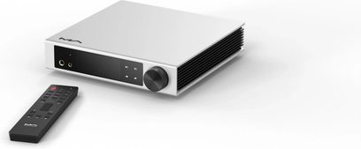 Reproductor de audio en red Matrix Audio Element i2 en aluminio blanco satinado, vista en tres cuartos desde el frente, panel frontal negro acristalado con doble salida de auriculares, botones táctiles integrados y gran dial a la derecha, lateral con aletas de refrigeración negras, mando a distancia negro a juego colocado a la izquierda
