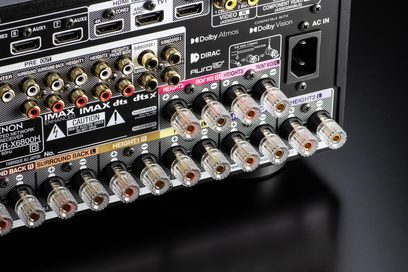 Bakre tilkoblinger på Denon AVC-X6800H sølv hjemmekinoforsterker med RCA-kontakter, HDMI, antenne, Ethernet og høyttalerterminaler