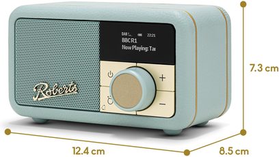 Roberts Revival Petite 2 himmelblå bordradio, kompakt rektangulært kabinet i tekstureret kunstlæder med afrundede, guldtrådsyede hjørner, perforeret gitter og gyldne logo til venstre, sort skærm og cremefarvet kontrolpanel med stor tofarvet drejeknap til højre, set fra højre forside i trekvarts vinkel