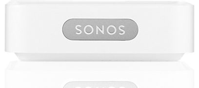 Hvid Sonos-dock set forfra, med en aflang rektangulær form og en grå midterknap med påskriften "SONOS"