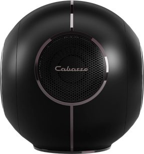 Bezdrátový reproduktor Cabasse The Pearl Myuki černý, pohled zepředu, kulovitý tvar, centrální černá mřížka s logem Cabasse