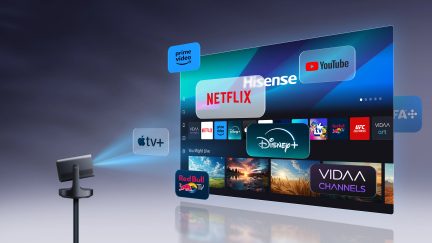 Proiector negru pe suport în stânga, ecran virtual cu logouri ale aplicațiilor de streaming, fundal cu gradient albastru-gri