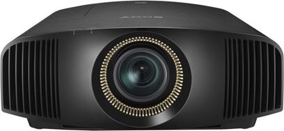 Sony VPL-VW550ES sort videoprojektor, frontvisning, centralt placeret linse omgivet af en gylden ring i et afrundet sort kabinet