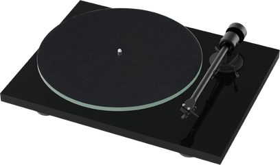 Hi-fi pladespiller Pro-Ject T1 EVO BT med sort cirkulær pladetallerken, sort tonearm skråt til højre, sort rektangulær sokkel