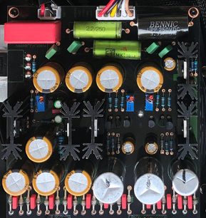 Elektroniskie komponenti uz melnas drukātās shēmas plates: krāsaini kondensatori, pretestības, metāla savienotāji
