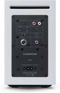 Bílý aktivní reproduktor Cambridge Audio L/R S, zadní pohled s černým panelem a vícečetnými audio vstupy