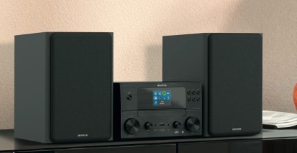 Kompakt sort Kenwood-hi-fi-anlæg med central farveskærm og to matchende stereohøjttalere